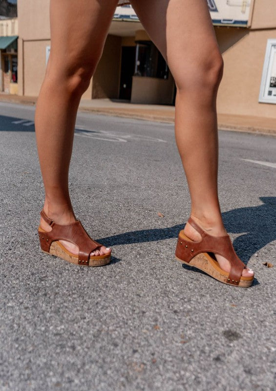 Introducing the Hannah Slingback, designed for lasting comfort and effortless style. This lightweight wedge features a convenient velcro slingback closure, making it both practical and chic. Available in four stunning colors, it’s the perfect addition to your wardrobe. Don’t wait—experience the comfort and elegance of Hannah today!