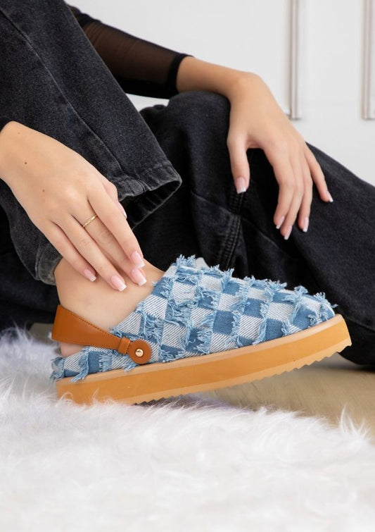 QUINN with a wedge heel provides an elegant boost of height and allows you to walk with stability. Perfect with shorts, jeans and dresses and skirts of any length for a fashionable look. Suitable for women, ladies, youth and teenagers. Comfortable and fashionable colors, slip-on style